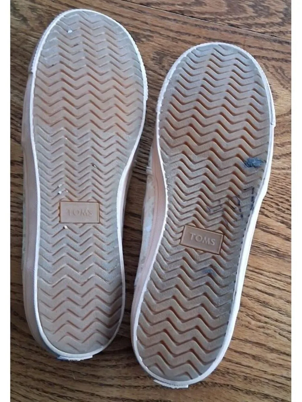 TOMS Clemente slip-on shoes\ cream, peach,gold fleck pattern\Size 9